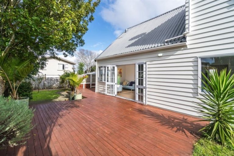 Photo of property in 2/210 Sunnynook Road, Totara Vale, Auckland, 0627