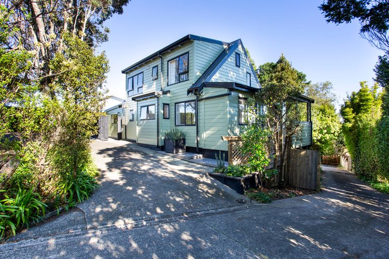 Photo of property in 28 Sunset Road, Unsworth Heights, Auckland, 0632