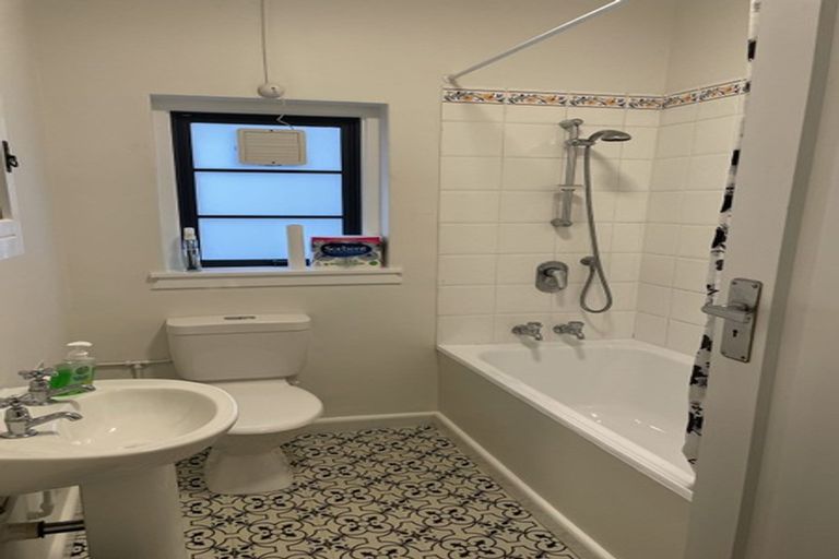 Photo of property in Westhaven Apartments, 1/127 Molesworth Street, Thorndon, Wellington, 6011