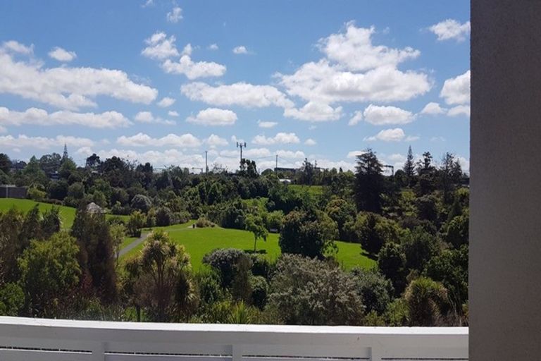 Photo of property in Lynn Park Terrace, 13/12 Ambrico Place, New Lynn, Auckland, 0600