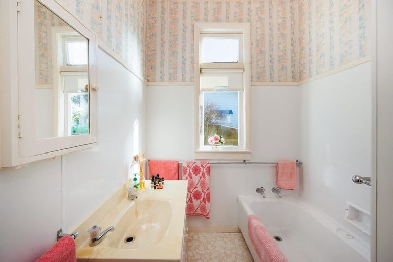 Photo of property in 18 Milverton Avenue, Hokowhitu, Palmerston North, 4410