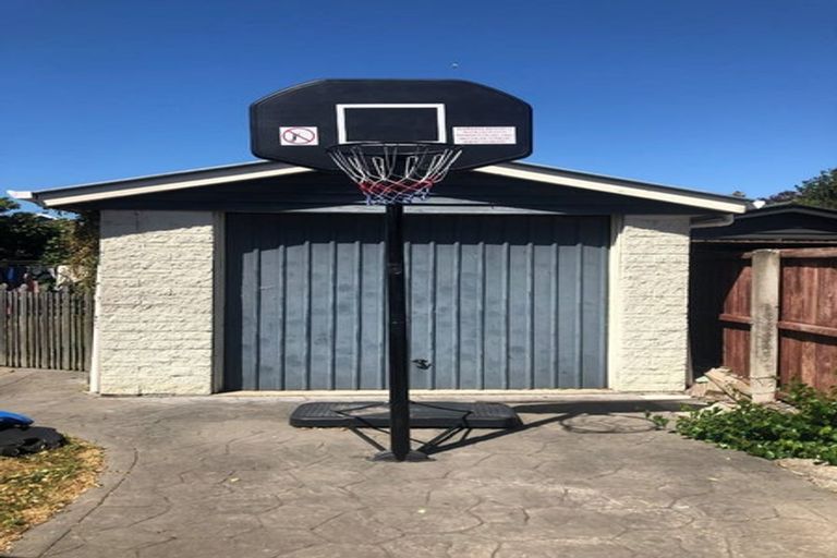 Photo of property in 42 Burnside Crescent, Burnside, Christchurch, 8053