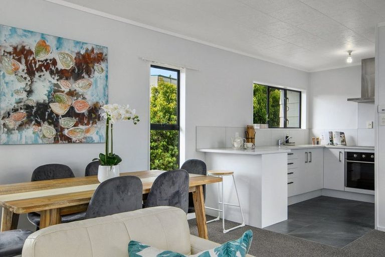 Photo of property in 39 Meadowvale Rise, Titirangi, Auckland, 0604