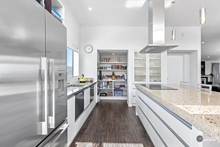 Photo of property in 37 Pekanga Road, Normandale, Lower Hutt, 5010