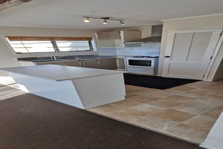 Photo of property in 2/5 Cairngorm Place, Highland Park, Auckland, 2010