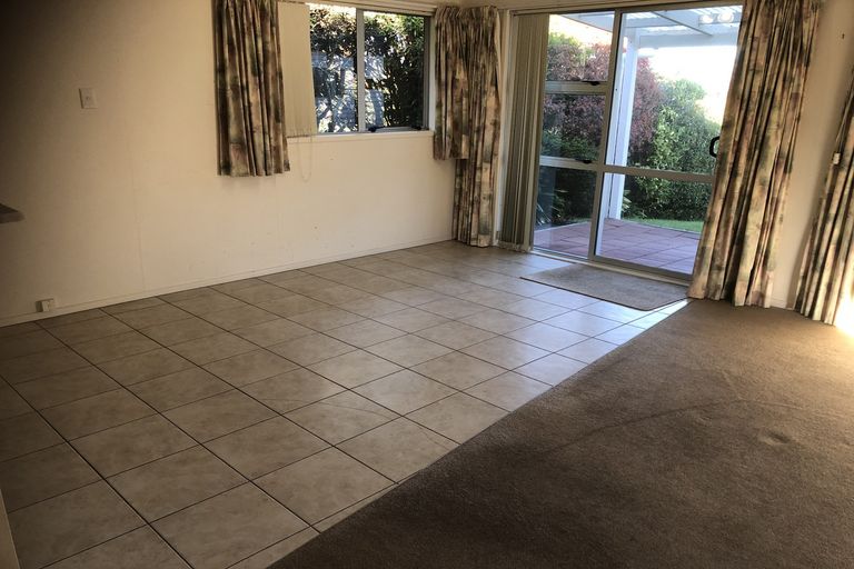 Photo of property in 2/4220 Great North Road, Glendene, Auckland, 0602