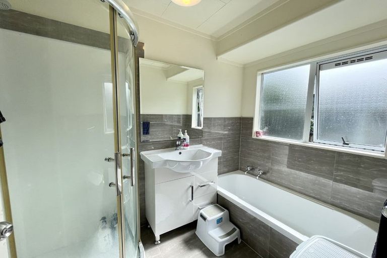 Photo of property in 2/15 Kirklow Place, Goodwood Heights, Auckland, 2105