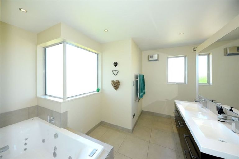 Photo of property in 156a Avonhead Road, Ilam, Christchurch, 8041