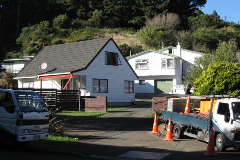 Photo of property in 76 Newlands Road, Newlands, Wellington, 6037