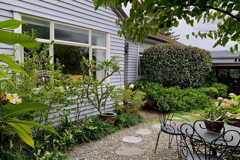 Photo of property in 2/104 Stanley Point Road, Stanley Point, Auckland, 0624