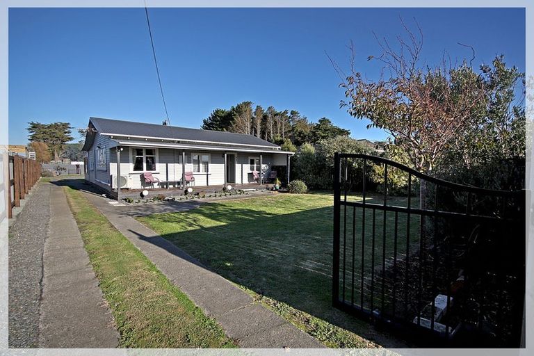 Photo of property in 27 Punga Street, Tangimoana, 4822