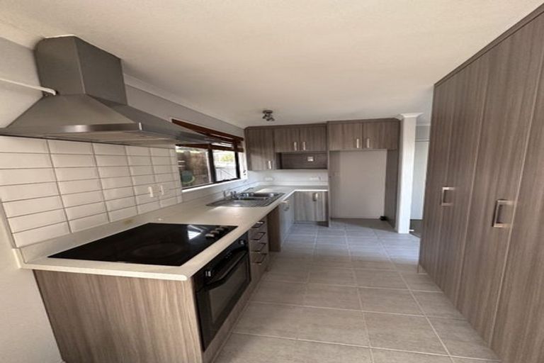 Photo of property in 150 Aviemore Drive, Highland Park, Auckland, 2010