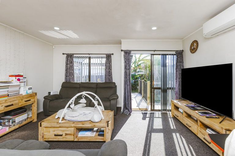 Photo of property in 16a Hatherley Place, Clendon Park, Auckland, 2103