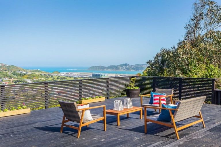 Photo of property in 9 Inverell Way, Seatoun, Wellington, 6022