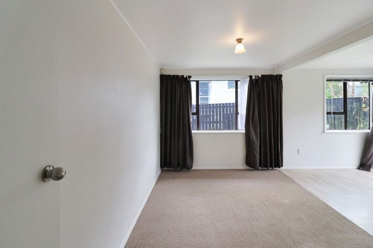 Photo of property in 32 Victory Crescent, Tawa, Wellington, 5028