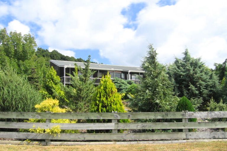 Photo of property in 16 Emerald Hill Drive, Birchville, Upper Hutt, 5018