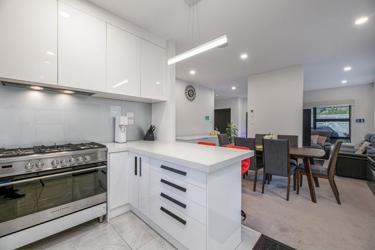 Photo of property in 5a Woodside Road, Massey, Auckland, 0614