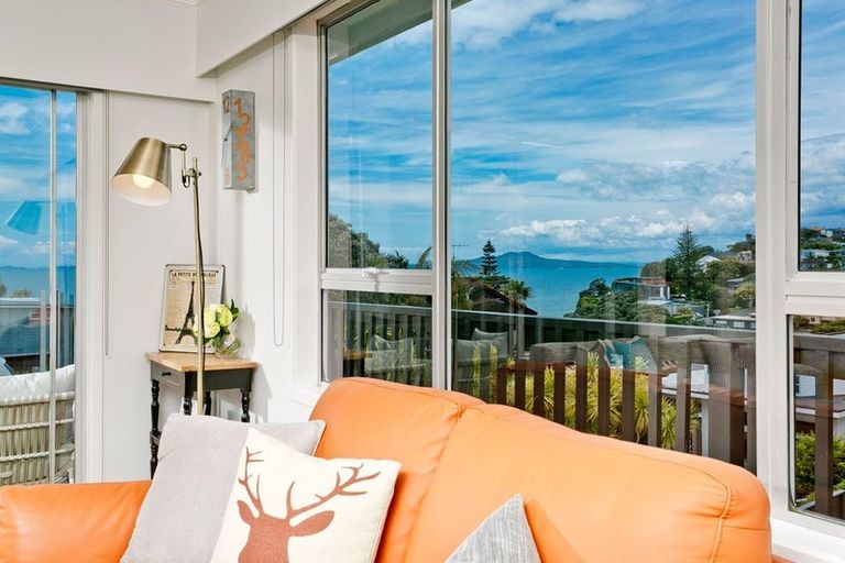 Photo of property in 2/33 Hyde Road, Rothesay Bay, Auckland, 0630