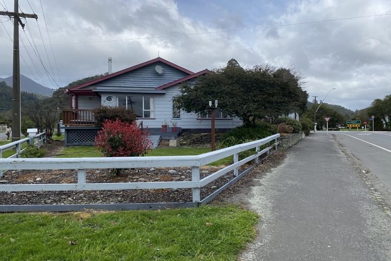 Photo of property in 41 Devon Street, Picton, 7220