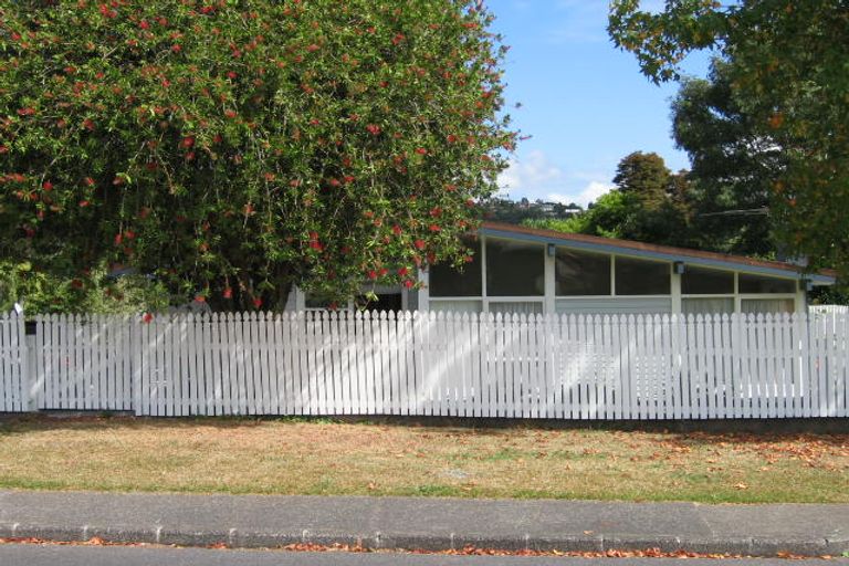 Photo of property in 61 La Rosa Street, Green Bay, Auckland, 0604