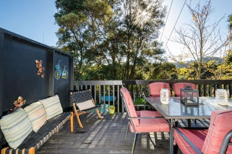 Photo of property in 42 Opanuku Road, Henderson Valley, Auckland, 0612