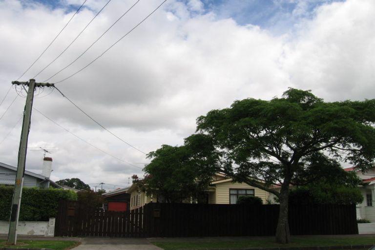 Photo of property in 12a Walmer Road, Point Chevalier, Auckland, 1022