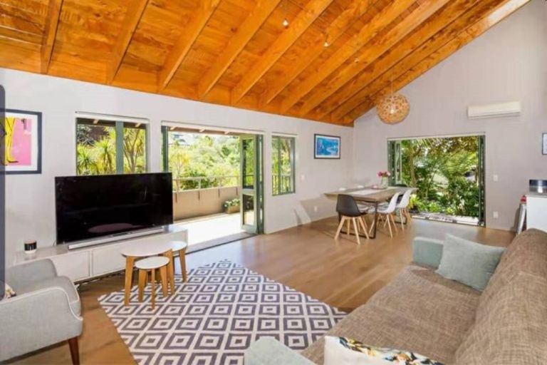 Photo of property in 6 Tree Fern Trail, Campbells Bay, Auckland, 0630