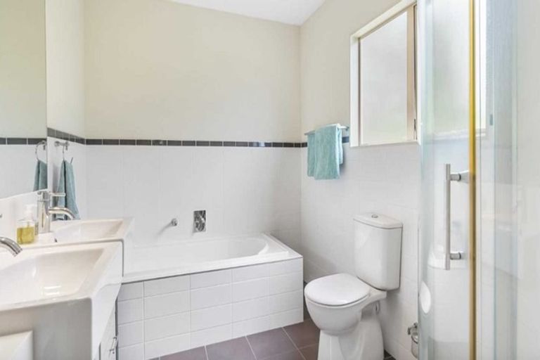 Photo of property in 68 Saddleback Rise, Murrays Bay, Auckland, 0630