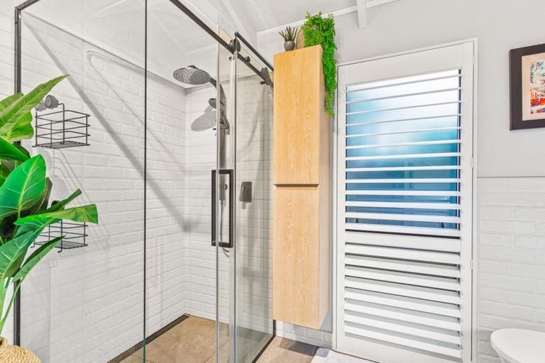 Photo of property in 1/6 Oystergrove Road, West Harbour, Auckland, 0618