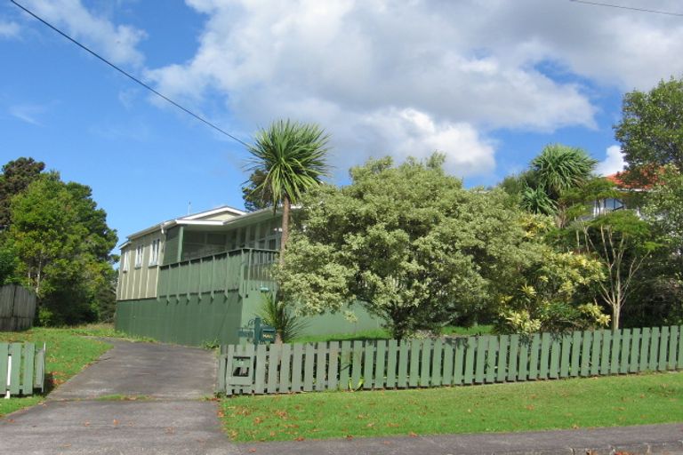 Photo of property in 13 Eastglen Road, Glen Eden, Auckland, 0602