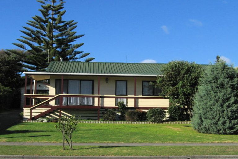 Photo of property in 66 Queens Road, Waikanae Beach, Waikanae, 5036