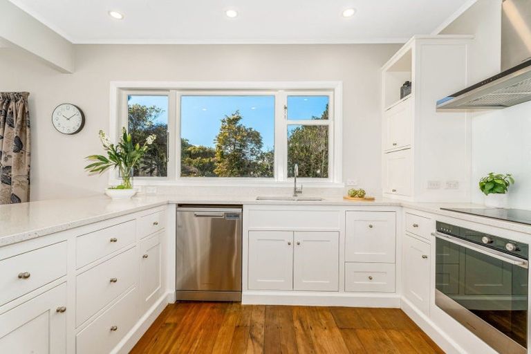 Photo of property in 23 Lucknow Terrace, Khandallah, Wellington, 6035