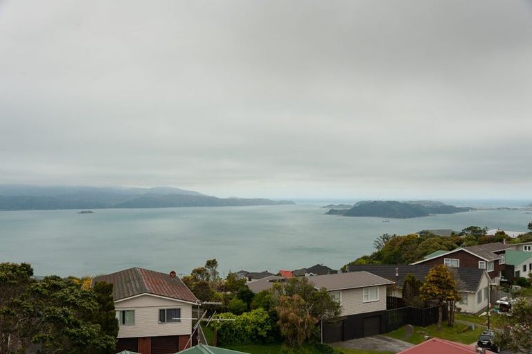 Photo of property in 21 Cheyne Walk, Newlands, Wellington, 6037