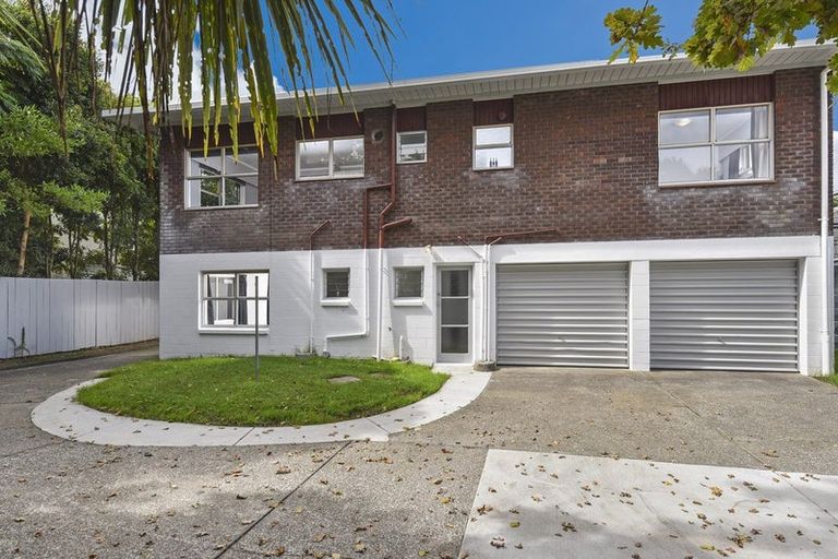 Photo of property in 2/240 Forrest Hill Road, Forrest Hill, Auckland, 0620