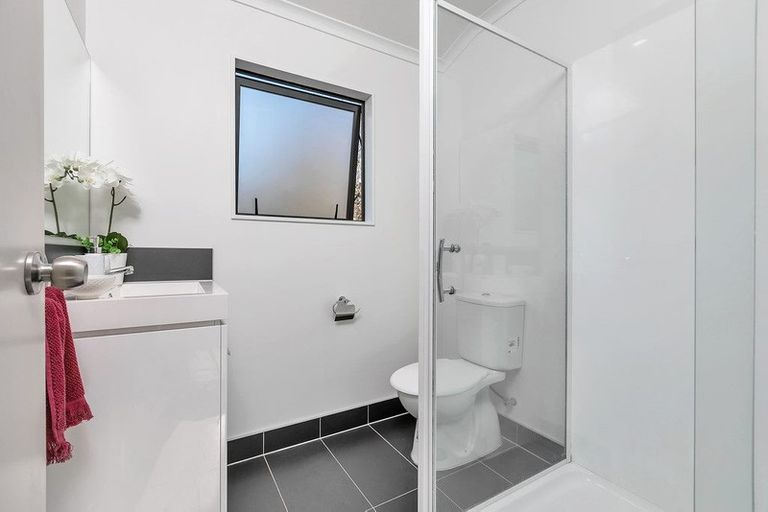 Photo of property in 40a Roberts Road, Glenfield, Auckland, 0629