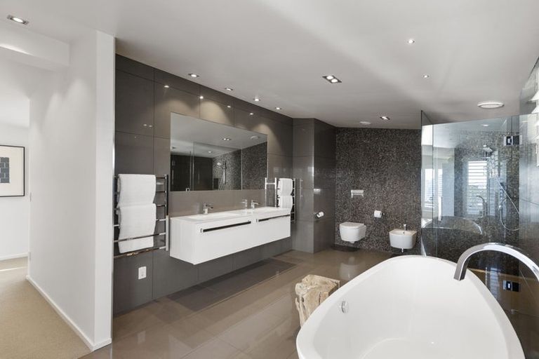 Photo of property in 1/2 Holiday Road, Milford, Auckland, 0620