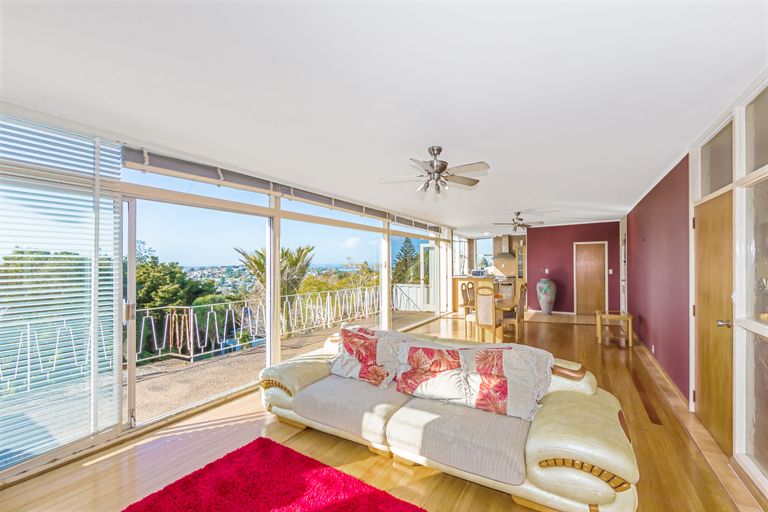 Photo of property in 181 Glenfield Road, Hillcrest, Auckland, 0627