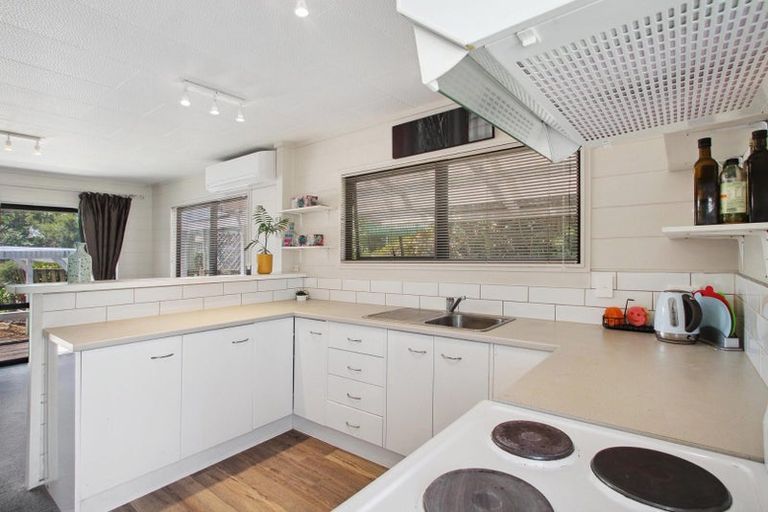 Photo of property in 17a Leaming Place, Clarks Beach, 2122