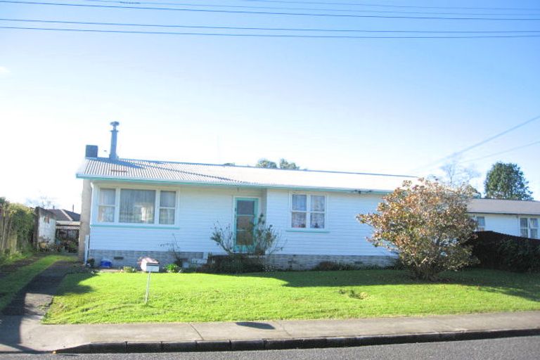Photo of property in 2 Lyndon Place, Manurewa, Auckland, 2102