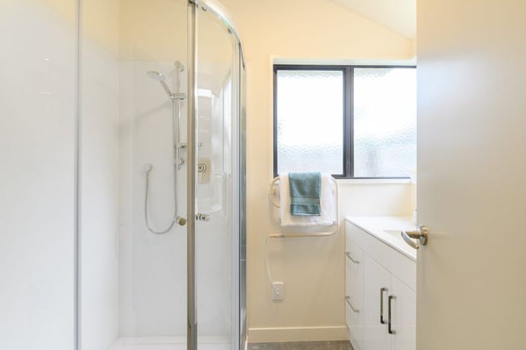 Photo of property in 2/22 Woodbridge Lane, Milford, Auckland, 0620