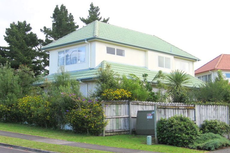 Photo of property in 2 Solana Court, Botany Downs, Auckland, 2010