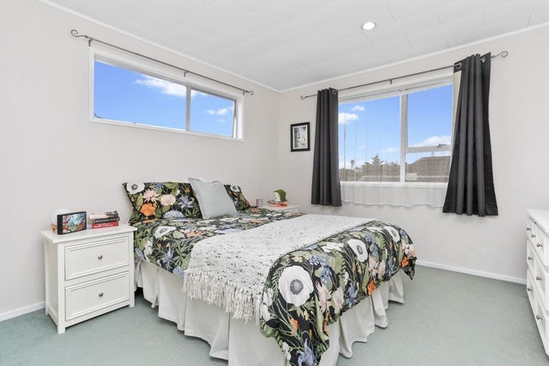 Photo of property in 1/25 Waari Avenue, Sunnyvale, Auckland, 0612
