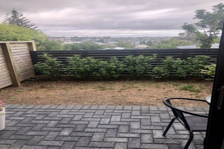 Photo of property in 4/15 Chivalry Road, Glenfield, Auckland, 0629