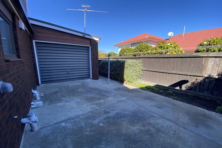 Photo of property in 2/5 Derenzy Place, Avonhead, Christchurch, 8042