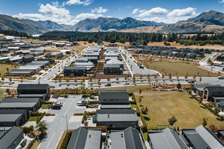 Photo of property in 4 Matakanui Lane, Wanaka, 9305