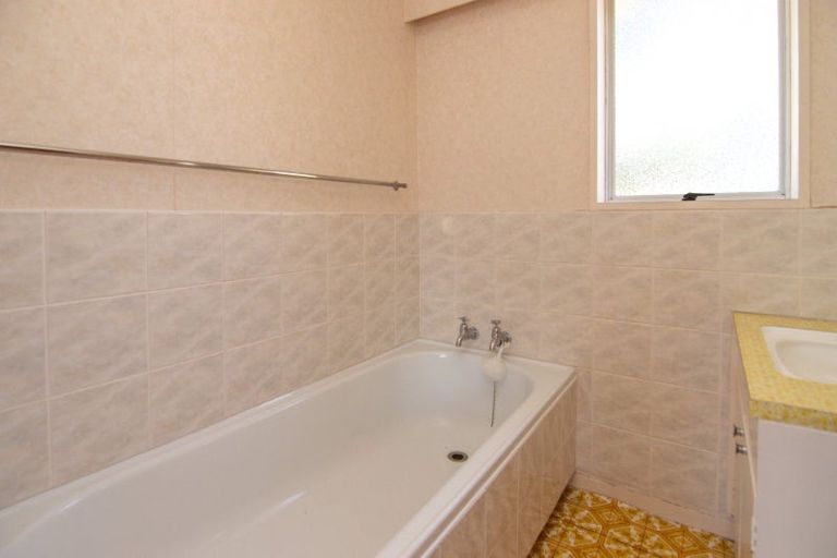 Photo of property in 28 Geraldine Crescent, Cloverlea, Palmerston North, 4412