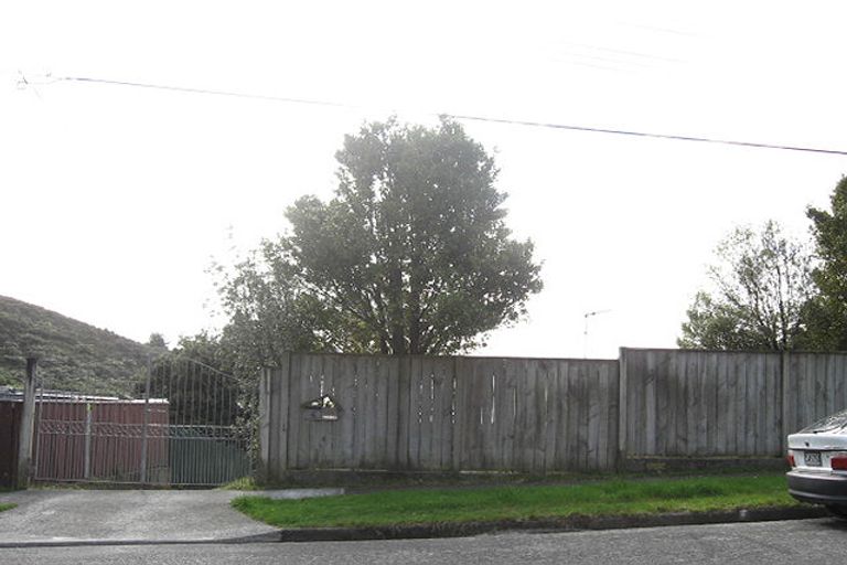 Photo of property in 2 Holmes Grove, Naenae, Lower Hutt, 5011