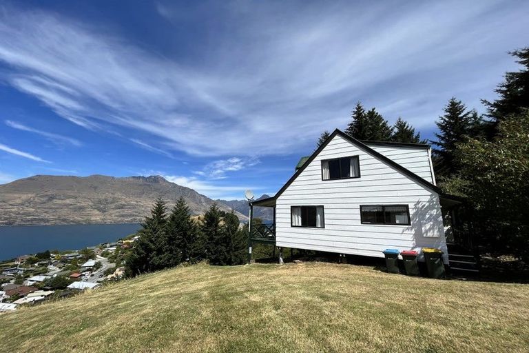 Photo of property in 1 Von Place, Fernhill, Queenstown, 9300