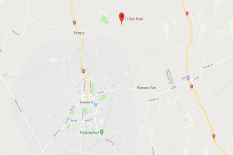 Photo of property in 21 Bush Road, Waiatarua, Auckland, 0604