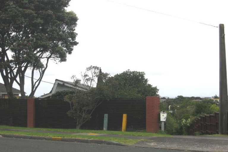 Photo of property in 1/4 Roberts Road, Glenfield, Auckland, 0629